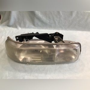 99 - 02 Chevrolet TYC Headlight Assembly 20-5499-00 OEM Passenger Light RH
Chevy